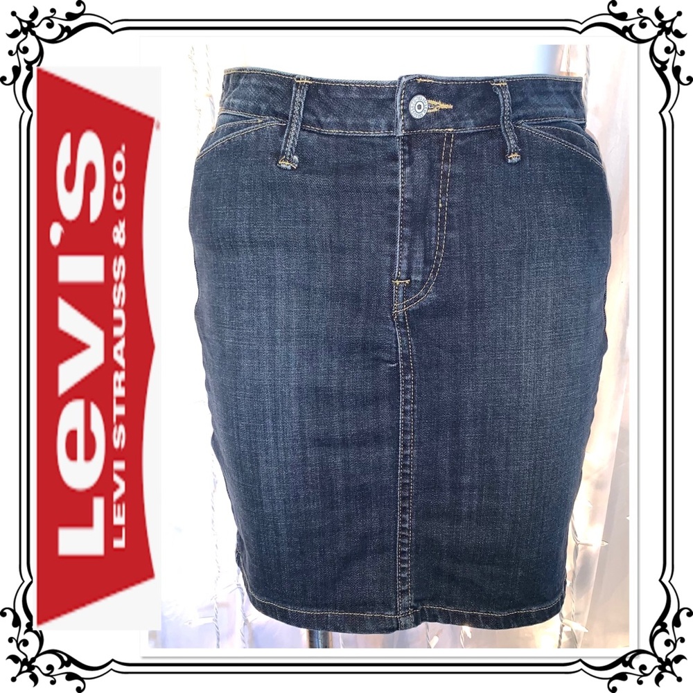 LEVI’S ⭐️ Classic Curve Hugging Denim Mini Skirt